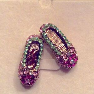 New Baby Shoe pin. Set w/ Swavorski crystals, Goldtone, rhodium plated